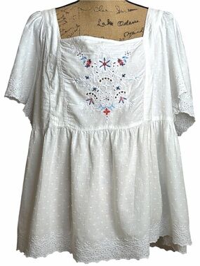 Old Navy White Eyelet Peasant Top with Red & Blue Embroidery. EC. Size 3X
